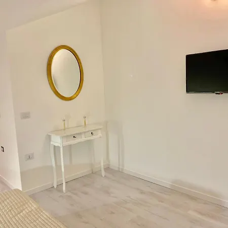 Apartment Stella On The With Private Sirmione